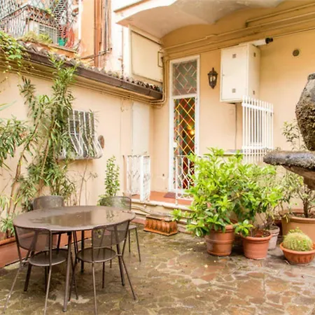 Apartmán Charming Near The Colosseum In Rome, 45 M² With Balcony *